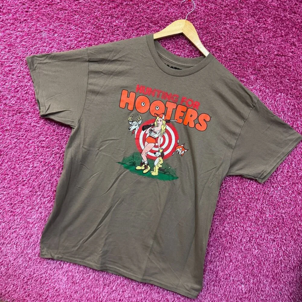 Hooters Brown Tee with Red and Green Design - Picture 4 of 4